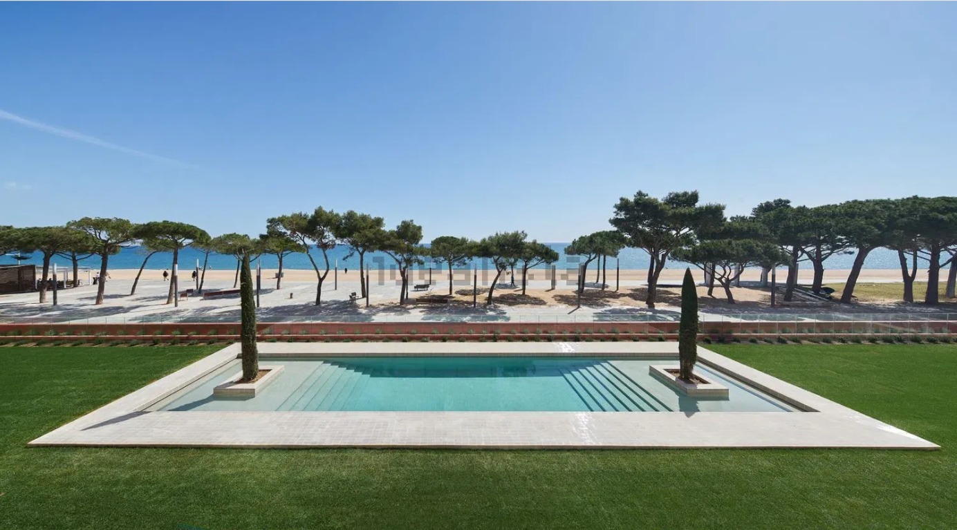 Piscina en primera línea de mar con acceso directo al litoral